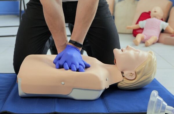 Why Choose a Mobile First Aid CPR Certification Company for Your Training